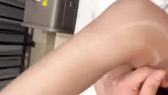 小语女神OL制服无缝棕色丝袜隔丝插入操逼，最后内射精液从骚逼里流出来实在是太淫荡了