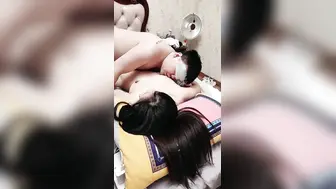 4P名场面淫乱大战【下篇】前面插嘴后面操逼！双女叠罗汉吸吮奶子被后入，叫起来太骚，连体黑丝拨开内裤自摸