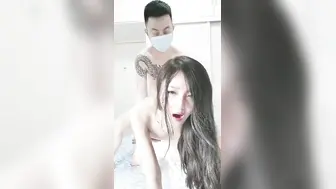 很正的小少妇丝袜露脸情趣装真骚，口交大鸡巴激情上位这屁股真诱人，淫声荡语各种抽插让小哥草的神魂颠倒