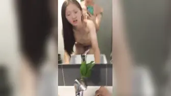放暑假女朋友家里人都去上班了，到她闺房做爱，干到浴室，用手机自拍，1080P高清无水印