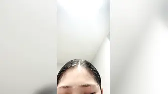 新下海极品19岁嫩妹，洗澡浴室自拍，正是青春的时候，粉嫩白皙，骚穴菊花美不胜收