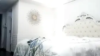 本人比照片还漂亮，自带情趣装甜美小姐姐，老哥抱着一顿摸，换学生制服，吸吮大屌，蜜桃美臀主动骑乘爆插