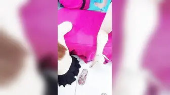 美甲店里的4P激情【上篇】全程露脸美女顾客的极致性体验，口交大一起让两大哥吃奶玩逼，各种轮草抽插淫声荡语刺激