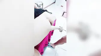 美甲店里的4P激情【上篇】全程露脸美女顾客的极致性体验，口交大一起让两大哥吃奶玩逼，各种轮草抽插淫声荡语刺激
