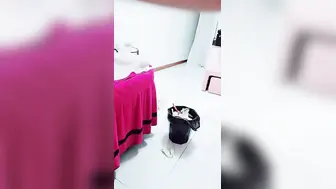 美甲店里的4P激情【上篇】全程露脸美女顾客的极致性体验，口交大一起让两大哥吃奶玩逼，各种轮草抽插淫声荡语刺激
