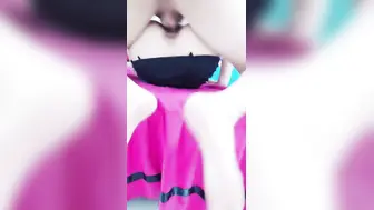 美甲店里的4P激情【上篇】全程露脸美女顾客的极致性体验，口交大一起让两大哥吃奶玩逼，各种轮草抽插淫声荡语刺激