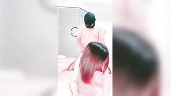 制服小骚货大战头套男，一脸淫荡舔屌插嘴，喜欢仰卧式被操，屌上操的多是白浆