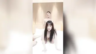 乖乖的小野猫激情群P啪啪大秀演绎【3】全程露脸淫乱的房间哪里都是战场，几个骚女被大哥们各种乱草淫声荡语