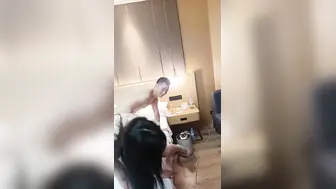 乖乖的小野猫激情群P啪啪大秀演绎【3】全程露脸淫乱的房间哪里都是战场，几个骚女被大哥们各种乱草淫声荡语