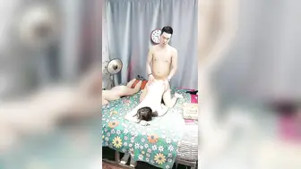 三姐妹在一起跟小哥们玩群P【上】全程露脸让小哥哥们在床上轮着草，对着镜头浪荡呻吟，一个接一个精彩不要错过