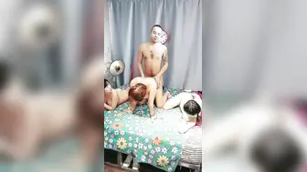 三姐妹在一起跟小哥们玩群P【上】全程露脸让小哥哥们在床上轮着草，对着镜头浪荡呻吟，一个接一个精彩不要错过