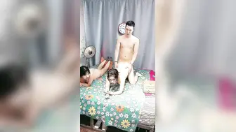 三姐妹在一起跟小哥们玩群P【上】全程露脸让小哥哥们在床上轮着草，对着镜头浪荡呻吟，一个接一个精彩不要错过