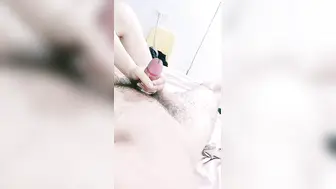 一线天白虎小妹，抬起纤细美腿操逼，第一视角拍摄，进进出出抽插，骑在身上扭动小腰