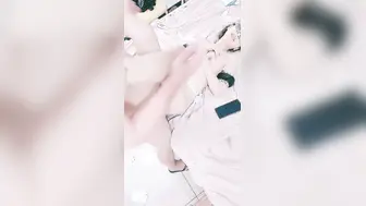 一线天白虎小妹，抬起纤细美腿操逼，第一视角拍摄，进进出出抽插，骑在身上扭动小腰