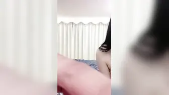长发黑丝宝贝安然，先自慰用玻璃道具插穴，再开始啪啪做爱，女上位打桩榨汁机
