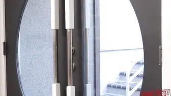 脱光衣服妩媚表情，勾引帅哥来玩，喜欢重口，暴力手插嘴，深喉到吐，狂插菊花太猛了
