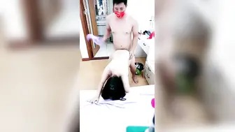 淫乱的房间里的男女，小骚货蹲在地上给小哥口交大鸡巴，让小哥揉着奶子爆草，从床下玩到床上旁边一对男女拍