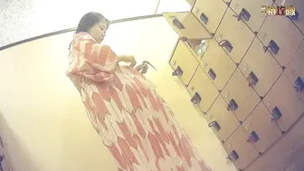 温泉洗浴中心女宾【换衣室洗浴间-2】内部真实偸拍，好多年轻嫩妹，各式各样大奶，翘臀性感的毛毛不知不觉，J8都看硬了