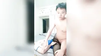 极品娇小妹妹，制服黑丝，无套啪啪做爱，卧室里花样百出，最后内射，深怼喉咙恶心