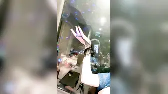 极度淫骚红唇御姐【上篇】暴力自慰大尺度秀，拿出三根假屌展示深喉，从下往上视角扭动屁股，双指夹逼玻璃棒整根插入