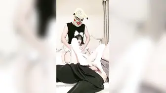 大红唇新人骚女被两大汉3P，白丝袜丁字裤，翘起屁股看穴，两根JB轮流舔，骑乘上下一起插，打桩机搞得舒