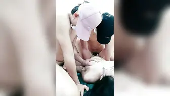 好刺激的战场【上篇】激情4P，骚女被两个小哥强扒硬上，揉奶抠逼大鸡巴强硬塞入，好姐妹旁边看着，镜头轮草抽插呻吟