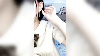 颜值区优质清纯系嫩妹玩大转盘，撩起短裙黑丝肥臀，没穿内裤超嫩小穴，小尺度诱惑，抬起双腿若隐若现，极度诱惑