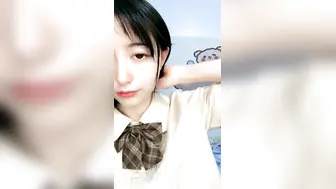 颜值区优质清纯系嫩妹玩大转盘，撩起短裙黑丝肥臀，没穿内裤超嫩小穴，小尺度诱惑，抬起双腿若隐若现，极度诱惑