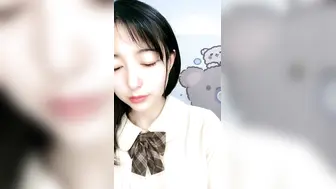 颜值区优质清纯系嫩妹玩大转盘，撩起短裙黑丝肥臀，没穿内裤超嫩小穴，小尺度诱惑，抬起双腿若隐若现，极度诱惑