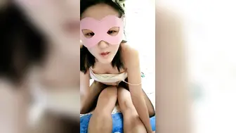 颜值高身材好还有奶水的小少妇【口交上篇】开档黑丝掰着蝴蝶逼用道具抽插菊花，给大哥口交大鸡巴主动上位抽插淫声荡语