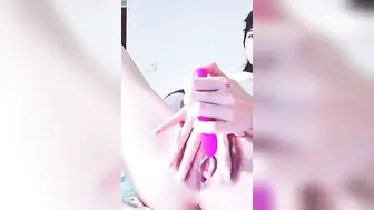 麻花辫顶级美女【下篇】细腰翘臀牛仔裤，扭动屁股掰开穴，修长美腿揉捏贫乳，对着镜头揉搓阴蒂，震动棒摩擦高潮娇喘