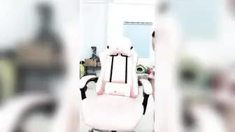 顶级美臀一线天肥穴骚女【下篇】撩起短裙翘屁股扭动，掰开小穴对着镜头，揉捏白嫩奶子，拍打屁股诱惑