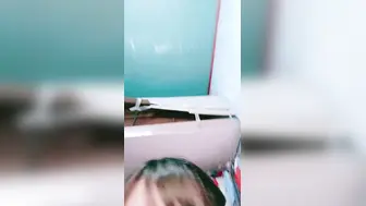 眼镜美少女【淫荡指数9分】顶级蜜桃美臀，高跟鞋美腿，两根手指猛扣穴，水声哗哗一直流出，拿出假屌抽插，爽的口水直流