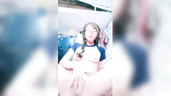 眼镜美少女【淫荡指数9分】顶级蜜桃美臀，高跟鞋美腿，两根手指猛扣穴，水声哗哗一直流出，拿出假屌抽插，爽的口水直流