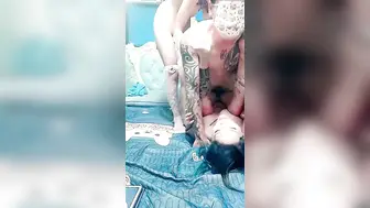 两个渣女小学妹【下篇】跟社会大哥激情3P，全程露脸性感纹身让大哥轮着草，后入爆草抽插呻吟可射，精彩不要错过刺激