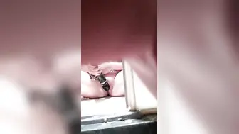 两个超清纯00后嫩妹双女一起秀【下篇】短裙黑色网袜大黑牛震穴，坐在浴室地上震动高潮喷水，一起翘屁股掰穴特写