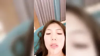 【颜值女神-2】性感又很骚，镜头前屁股摆弄，蓝色假屌怼着骚逼猛插，搞得小穴很湿，揉搓阴蒂娇喘呻吟好听