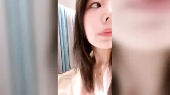 【颜值女神-4】性感又很骚，镜头前屁股摆弄，蓝色假屌怼着骚逼猛插，搞得小穴很湿，揉搓阴蒂娇喘呻吟好听