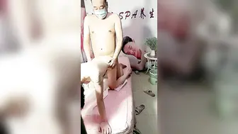 【水宜方养生SPA会馆】大叔忽悠小少妇【下篇】做特殊服务，胸上有纹身好性感，玩弄奶子和逼逼被草还打电话