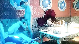 【淫乱KTV群交】灯红酒绿，佳人作陪，兄弟3000重金沙发4P美女，苗条美乳包间太淫乱了