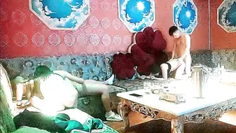 【淫乱KTV群交】灯红酒绿，佳人作陪，兄弟3000重金沙发4P美女，苗条美乳包间太淫乱了