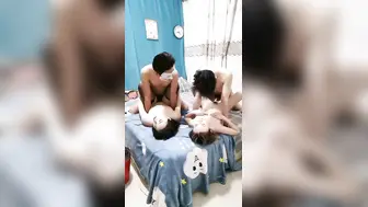【火爆推荐-疯狂乱交】半糖女神【亲姐妹大乱交】众猛男乱操极品姐妹花，引领色情时尚新篇章，高清源码无水印