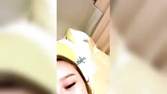 【小美女爱诱惑】超清纯萝莉萌妹全裸秀，揉捏小奶子无毛逼逼，近距离掰穴洞洞很小，跪在沙发上翘起屁股扭动