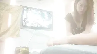 【搞沐足女技师】大长腿足疗少妇，服务周到骑在身上按摩，撩起裙子摸摸搞搞，拨开内裤用JB磨蹭