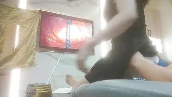 【搞沐足女技师】大长腿足疗少妇，服务周到骑在身上按摩，撩起裙子摸摸搞搞，拨开内裤用JB磨蹭