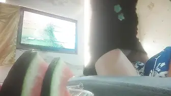 【搞沐足女技师】大长腿足疗少妇，服务周到骑在身上按摩，撩起裙子摸摸搞搞，拨开内裤用JB磨蹭