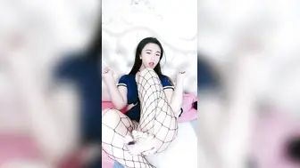 【制服诱惑-1】肥臀御姐系美妞，渔网袜掏出大奶子，手指猛扣骚穴，振动棒舔弄插入，搞得水声哗哗，娇喘嗲嗲呻吟浪叫