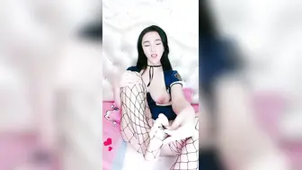 【制服诱惑-3】肥臀御姐系美妞，渔网袜掏出大奶子，手指猛扣骚穴，振动棒舔弄插入，搞得水声哗哗，娇喘嗲嗲呻吟浪叫