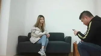 170CM大长腿牛仔裤美妞，有点骚坐在身上扭动屁股，脱下裤子让美女舔屌，转战穿上操骚逼，上位骑乘扶着屁股后入