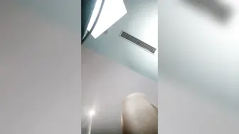 18岁菜菜洗完澡全程露脸陪你嗨，性感的大奶子粉嫩嫩骚逼，淫声荡语激情不断，冰凉的棒棒冰刺激骚穴和菊花